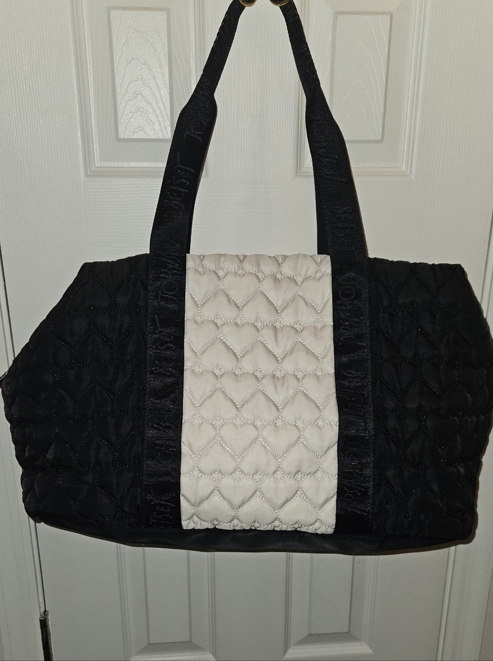 Betsey Johnson Quilted w/Heart Shaped Pattern Black & White Weekende/Travel Bag - Picture 3 of 16